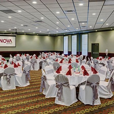 Chateau Nova Hotel Fort Mcmurray Kültér fotó