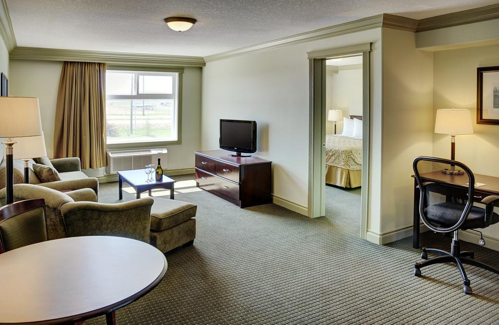 Chateau Nova Hotel Fort Mcmurray Szoba fotó