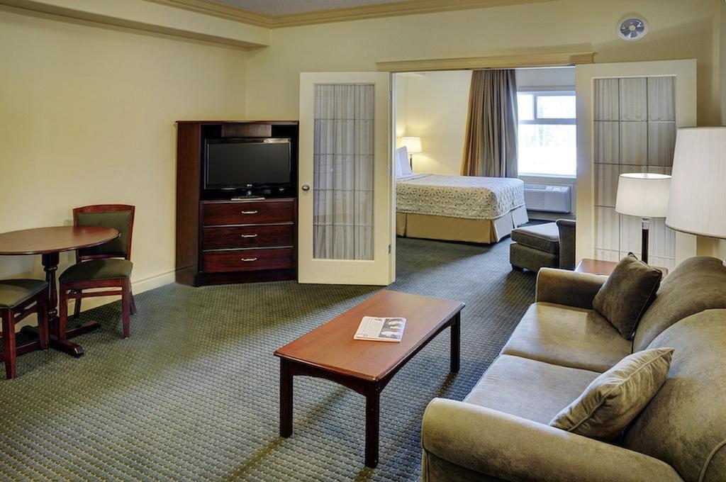 Chateau Nova Hotel Fort Mcmurray Szoba fotó