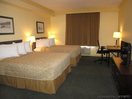 Chateau Nova Hotel Fort Mcmurray Szoba fotó